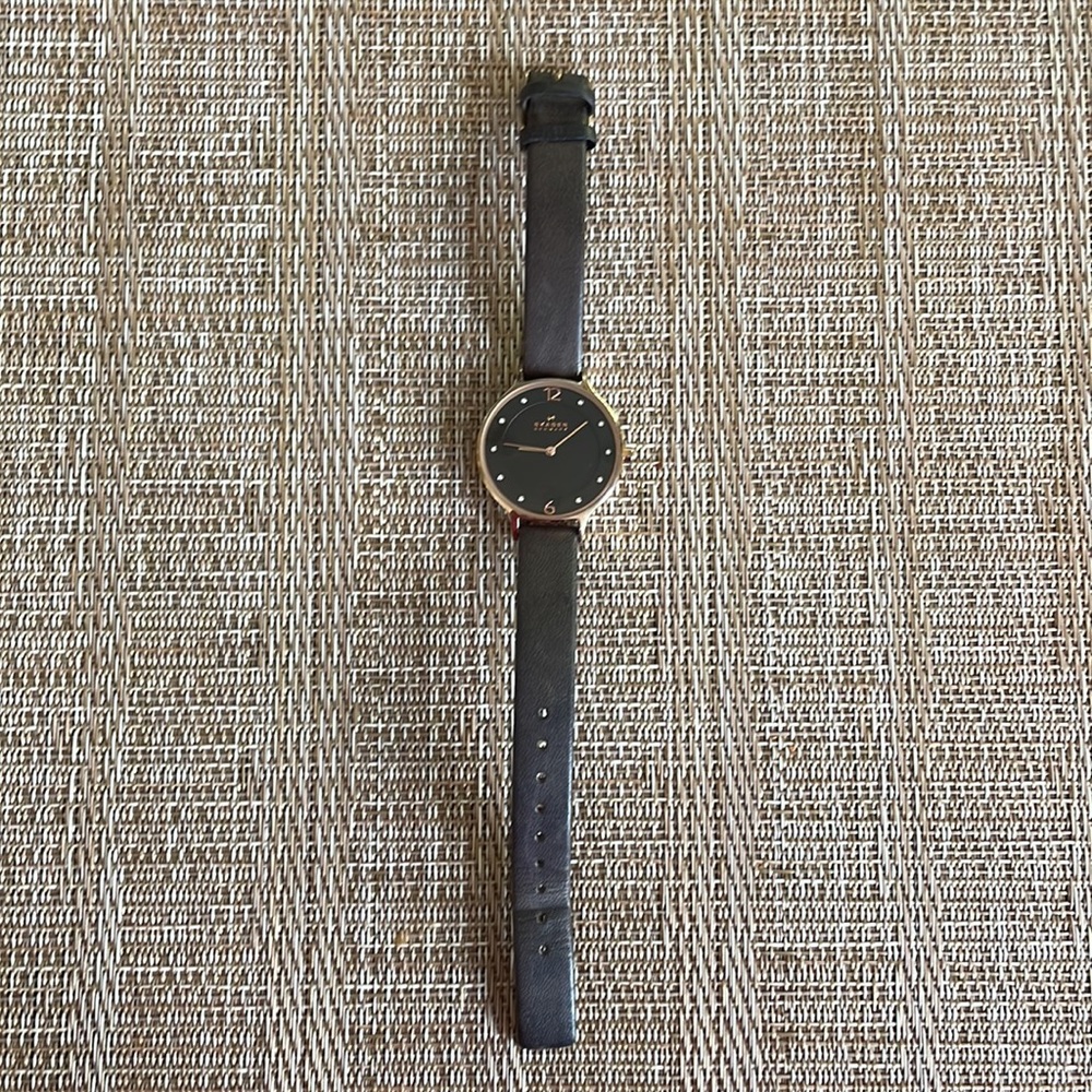 Skagen rose gold and gray leather crystal watch. - Picture 2 of 4
